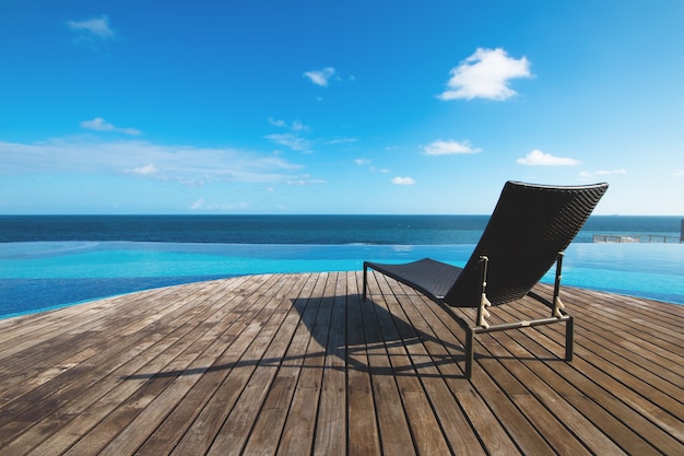 Infinity-Pool mit Blick auf das Meer und den blauen Himmel