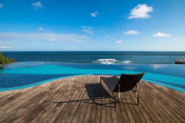 Infinity-Pool mit Blick auf das Meer und den blauen Himmel