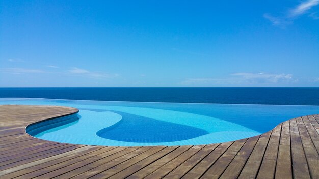 Infinity-Pool mit Blick auf das Meer und den blauen Himmel