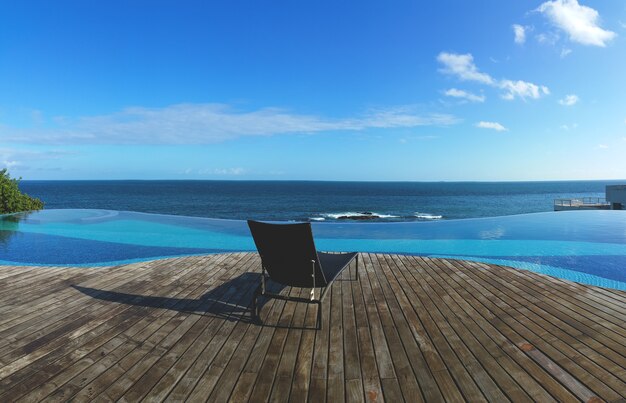 Infinity-Pool mit Blick auf das Meer und den blauen Himmel