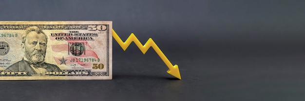 Foto inflação do dólar, depreciação do dólar, redução do poder de compra da moeda americana, conceito de colapso do dólar e do sistema financeiro