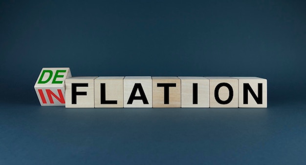 Inflación o Deflación Los cubos forman las palabras de elección Inflación o Deflación