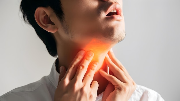 Inflamación en el cuello de un hombre Concepto de dolor de garganta faringitis laringitis tiroiditis asfixia