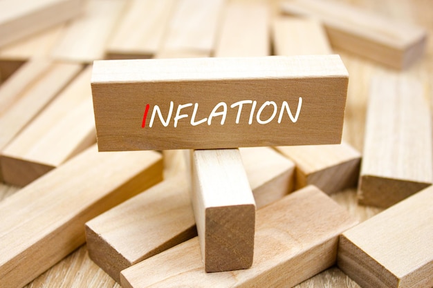 Foto inflation auf einem holzblock die inschrift inflation auf einer holzplatte inflationskonzept