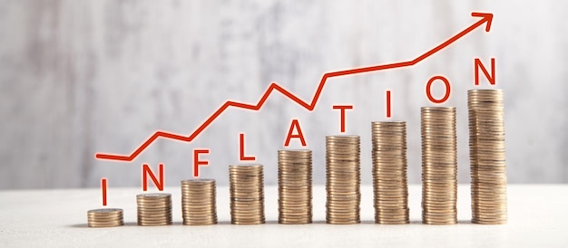 Inflationskonzept Münzen und steigende Grafik Kosten und Preise