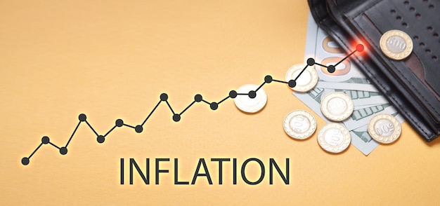 Inflationskonzept Münzen und steigende Grafik Kosten und Preise