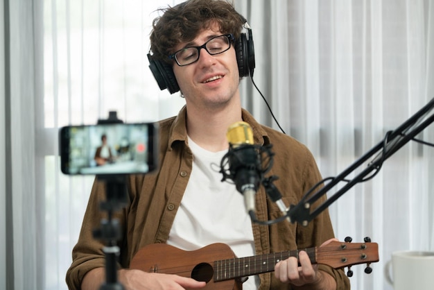 Influencer cantando tocando guitarra para o fanclub na mídia social telefone Gusher