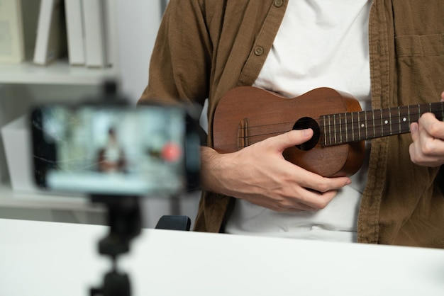 Influencer cantando tocando guitarra para o fanclub na mídia social telefone Gusher