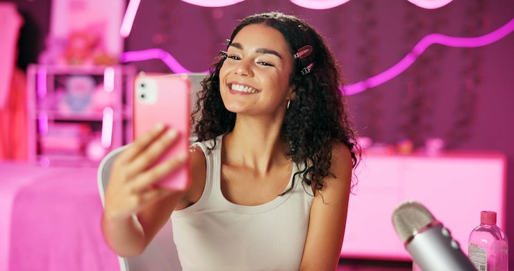 Foto influencer de menina e selfie para transmissão ao vivo para conexão de mídia social ou público para on-line pessoa feminina gen z e quarto com tripé para criação de conteúdo de vídeo e tecnologia em casa para site