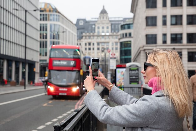 Influencer fotografiert Gebäude in der Stadt