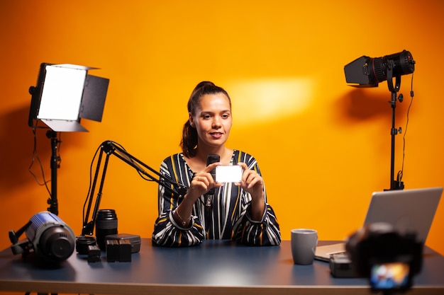 Influencer hablando de mini led que también se puede usar en estudio.