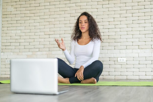 Influencer mujer latina enseñando yoga en línea