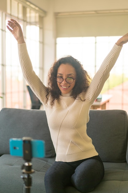 Foto influencer de mujer latina grabando video y hablando con la cámara para el blog - concepto de contenido en línea