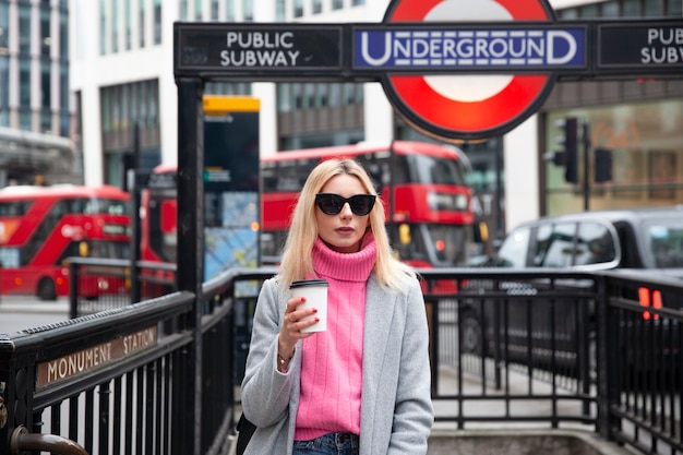 Influencer saliendo del metro público