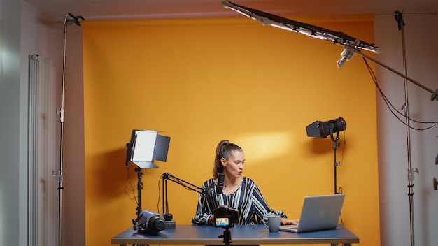 Influencer en su estudio profesional grabando un nuevo episodio para suscriptores. Entre bastidores del creador de contenido estrella de los nuevos medios en las redes sociales para Internet web audiencia en línea podcast episodio micrófono