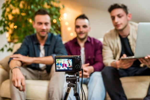 Influencer vlogging von zu hause aus