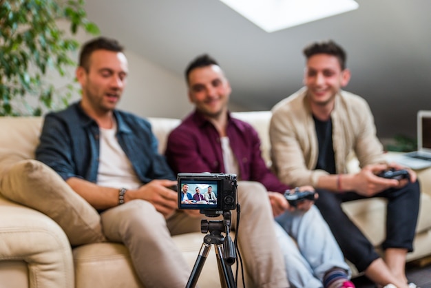 Influencer vlogging von zu Hause aus