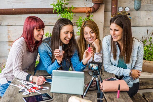 Influencer vlogging von zu Hause aus