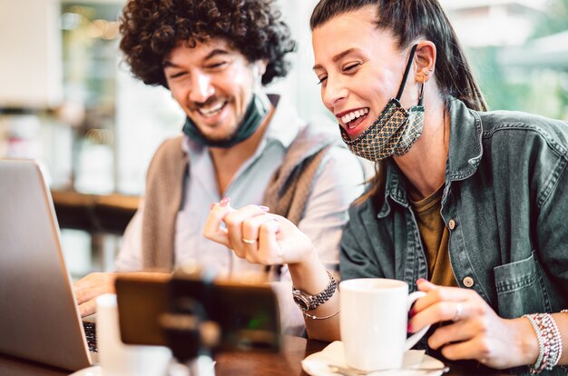 Influencers milenial jóvenes que comparten contenido creativo en la plataforma de transmisión