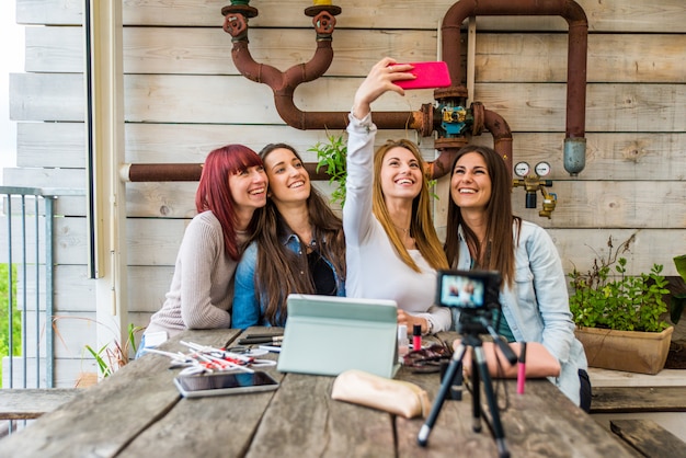 Foto influencers vlogging desde casa