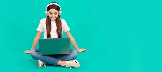 Influenciador adolescente blogando garota feliz em fones de ouvido webinar em fone de ouvido sem fio educação moderna retrato de menina escolar com pôster horizontal de laptop cabeçalho de banner com espaço de cópia