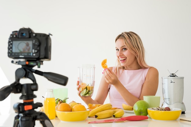 Influenciador loira gravando comida nutrição