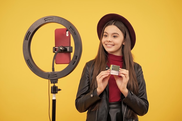 Influenciadora adolescente feliz usa selfie liderada por criança blogueira de beleza felicidade da infância