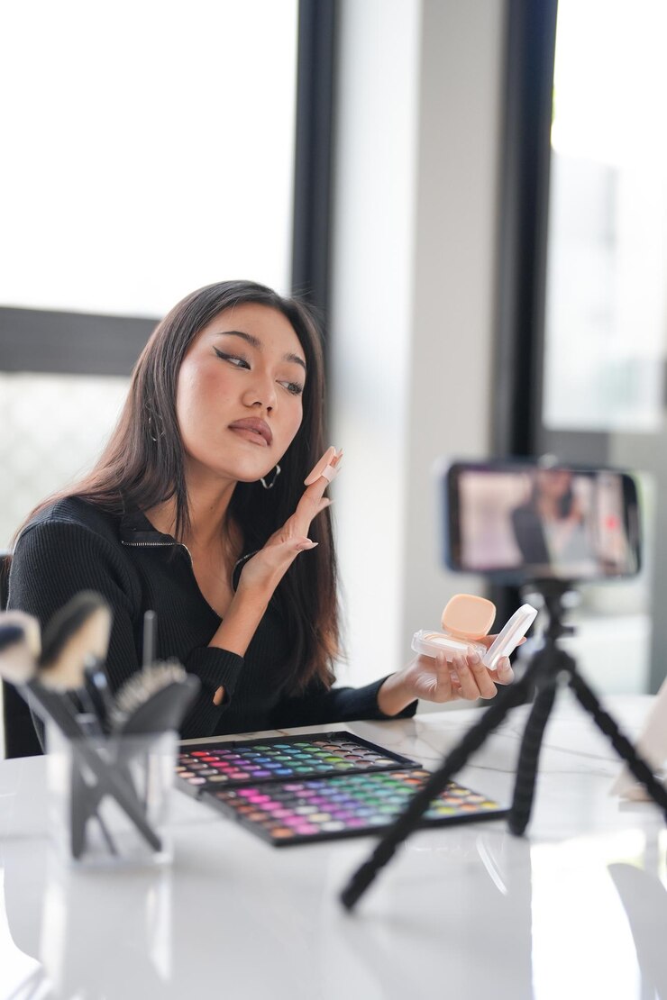 Foto influenciadora de belleza chica asiática uso de redes sociales para transmisión en vivo en teléfonos inteligentes a la audiencia en línea le gusta y suscríbete a su canal me gusta comentario de seguidor