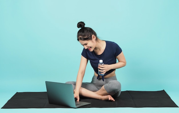 Influenciadora de fitness Mulher esportiva Blogger treinando on-line via laptop