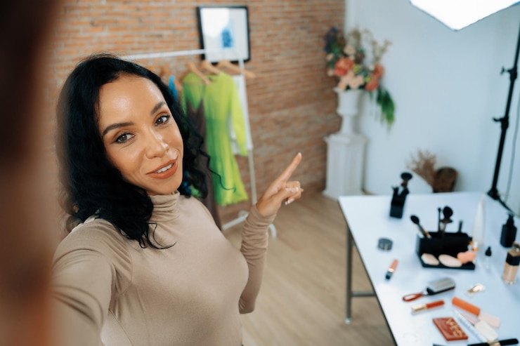 Foto influenciadora feminina filma streaming ao vivo de vlog revisão de vídeo maquiagem crucial mídia social ou blog jovem feliz com iluminação de estúdio de cosméticos para sessão de gravação de marketing transmitida on-line