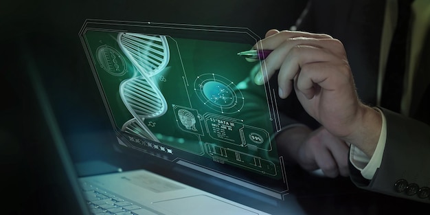 Infografías sobre medicina en forma de una proyección frente a una computadora portátil