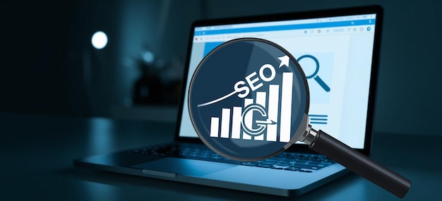 la información del motor de búsqueda SEO la gente de negocios utiliza teléfonos inteligentes para buscar información en el mundo