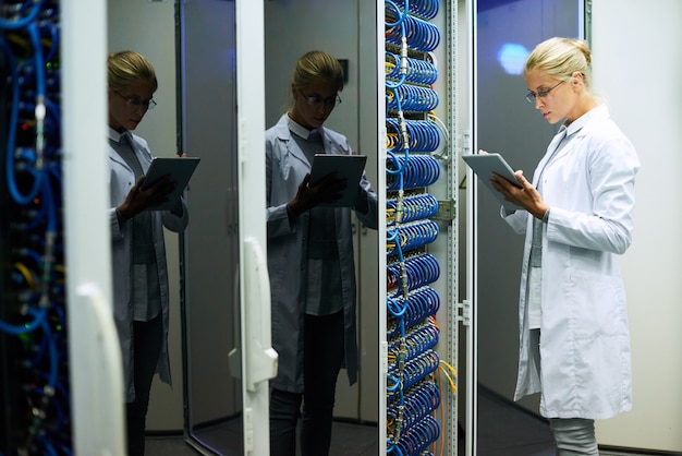 Informática femenina trabajando en centro de datos