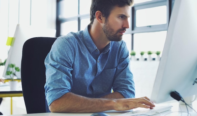 Informático serio o hacker para la codificación de aplicaciones de ciberseguridad o análisis de datos en la oficina Desarrollador de programadores o empleado que escribe en tecnología para programación de código de software o revisión de análisis de inicio