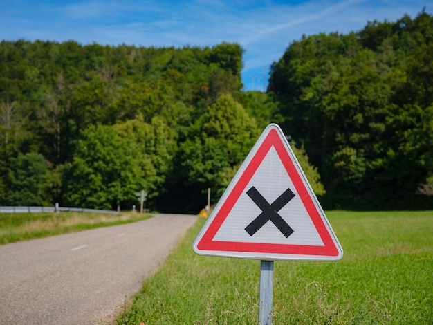 Informationen zu verkehrszeichen-kreuzungen gleichwertiger straßen