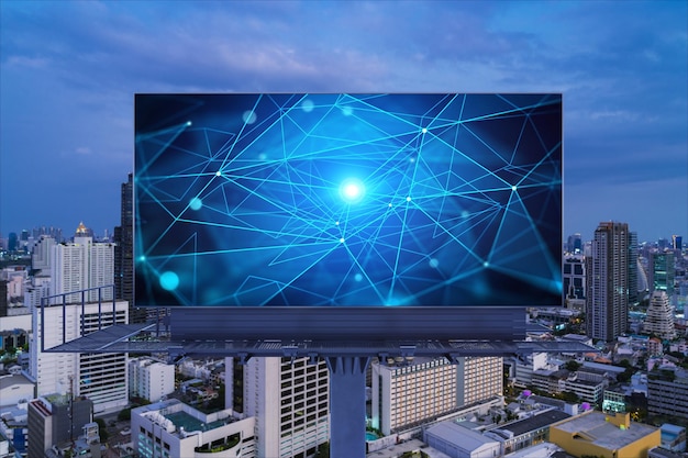 Informationsfluss-Hologramm auf der Straße Billboard Nachtpanorama Blick auf die Stadt von Bangkok Das größte technologische Zentrum in Südostasien Das Konzept der Programmierwissenschaft