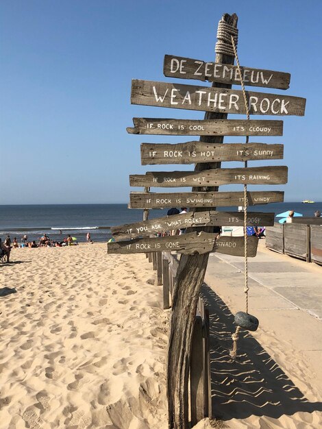 Foto informationsschild am strand