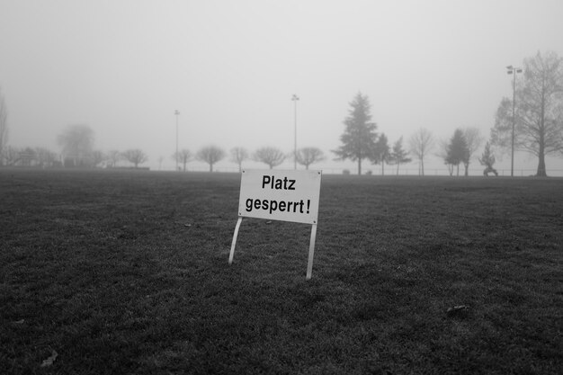 Foto informationsschild auf dem feld gegen den himmel