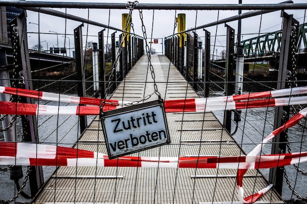 Foto informationsschild auf dem geländer der brücke