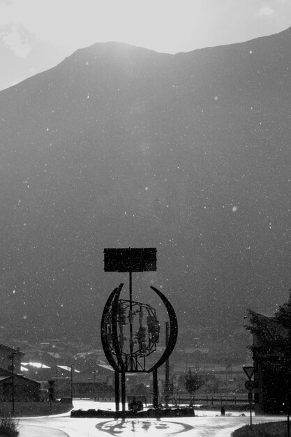Foto informationsschild auf einem schneebedeckten berg gegen den nachthimmel