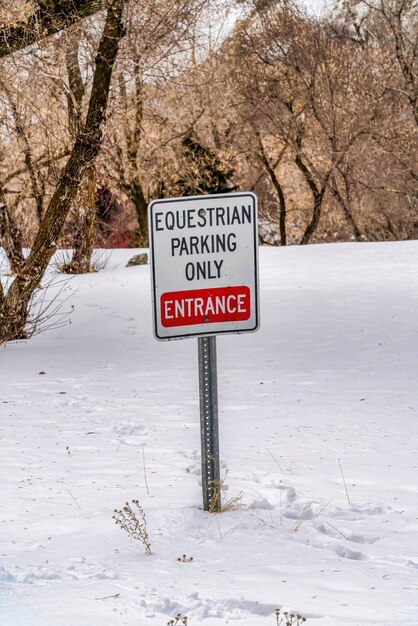 Informationsschild auf schneebedecktem Feld