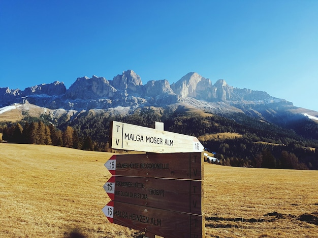 Foto informationsschild über landschaft vor klarem blauen himmel