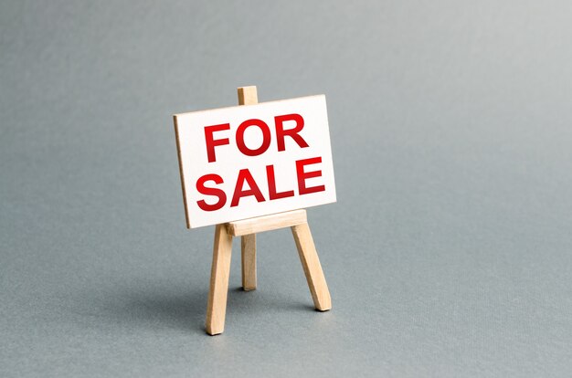 Informationsstand mit Aufschrift FOR SALE Ankündigung des Verkaufs und Anwerbung von Käufern