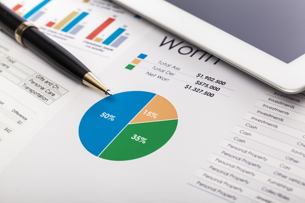 Informe comercial con gráficos y pluma, fondo