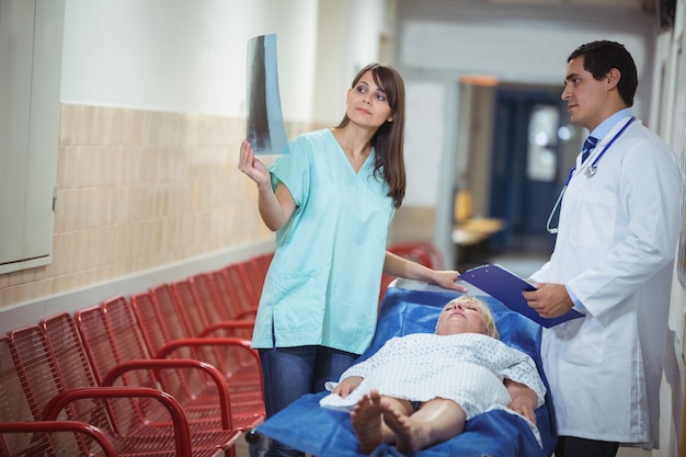 Foto informe de examen médico y enfermera en corredor