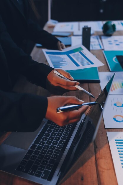 Informe de precios de compensación de carbono Emisión de CO2 Crecimiento futuro Desperdicio neto cero en ESG Oficina de PYME ética Proteger el cambio climático Calentamiento global Problemas sociales Proyecto Grupo de personas de Asia Plan de ODS ecológico
