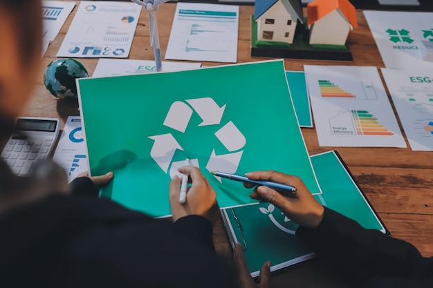 Informe de precios de compensación de carbono Emisión de CO2 Crecimiento futuro Desperdicio neto cero en ESG Oficina de PYME ética Proteger el cambio climático Calentamiento global Problemas sociales Proyecto Grupo de personas de Asia Plan de ODS ecológico