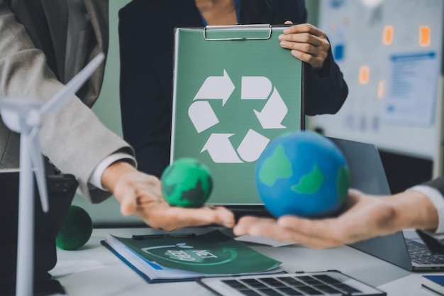 Informe de precios de compensación de carbono Emisión de CO2 Crecimiento futuro Desperdicio neto cero en ESG Oficina de PYME ética Proteger el cambio climático Calentamiento global Problemas sociales Proyecto Grupo de personas de Asia Plan de ODS ecológico