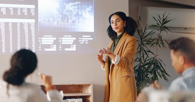 Informe de presentación del proyector y respuesta de la mujer de negocios Participación de los empleados en las estadísticas de globalización Tabla o gráfico Pregunta de la audiencia Datos mundiales o agente de orientación de líderes en el foro económico mundial