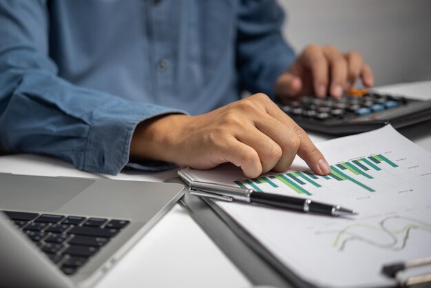 Informes comerciales gráficos de datos analíticos contabilidad y ventas con crecimiento y estados financieros